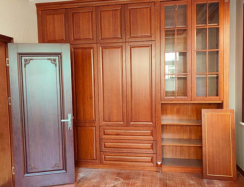 湘东中式家庭装修里定制的实木衣柜效果图